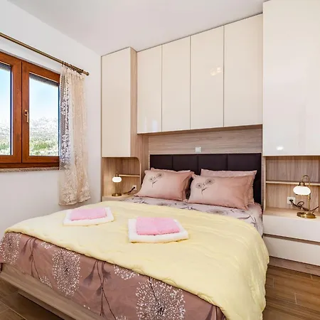 Lota * Starigrad Paklenica